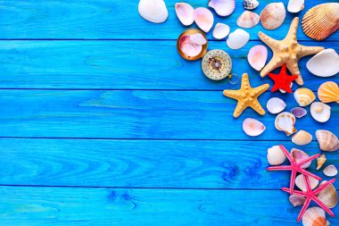 Yaz zamanı konsepti. Güzel deniz yıldızlarıyla bezenmiş düz bir kompozisyon.