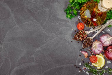 Siyah taş masada taze otlar ve baharatlar. Yemek konsepti. Fre