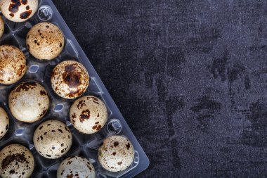 Bıldırcın yumurtası tepsisi, üst manzara. Küçük çiğ yumurta. Sağlıklı yiyecekler al.