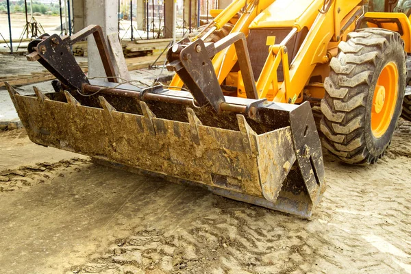 The bulldozer moves and spreads the soil and rubble on the emban — Stock Photo, Image