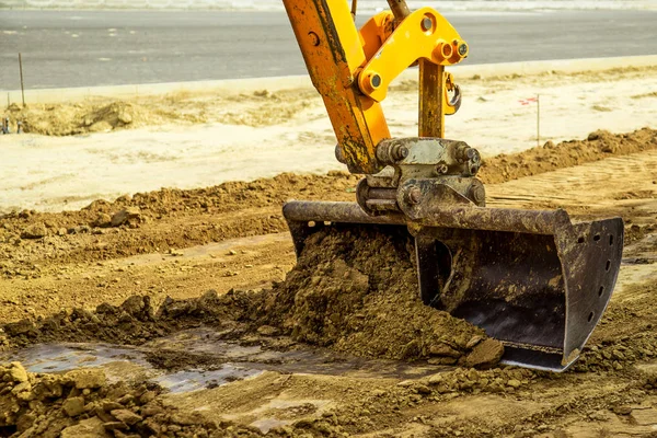 Trator de escavadeira de trabalho cavando uma trincheira no local de construção . — Fotografia de Stock