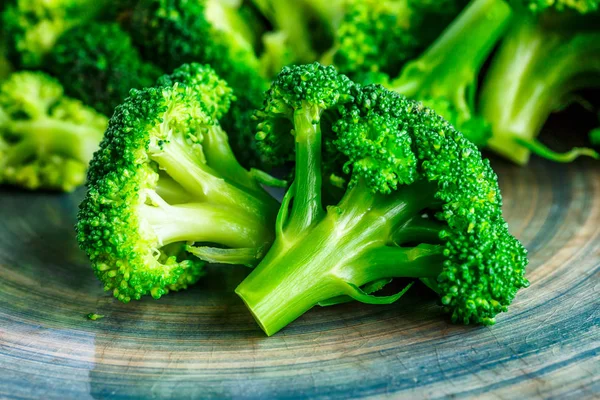 Makro fotoğraf yeşil taze sebze brokoli. Taze yeşil brokoli — Stok fotoğraf