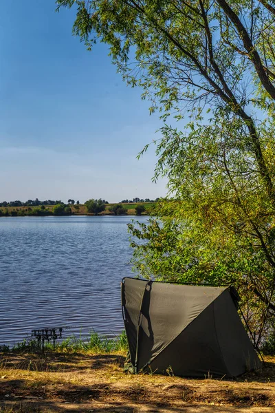 Carpfishing-Sitzung am See.Karpfenangeln malerische Landschaft ov — Stockfoto