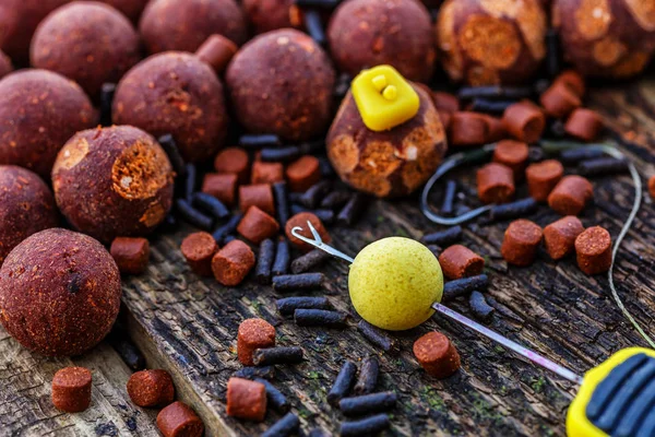 Karp fiske torsk rig.Källa Boilies med fiskekrok. Fisk — Stockfoto