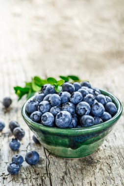 Metnin için fotokopi alanı olan taze yabanmersini arkaplanı. Sağlıklı beslenme ve yeme için bir kase konseptinde yabanmersini antioksidan organik yiyecekler