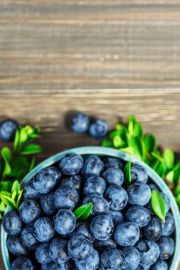 Metnin için fotokopi alanı olan taze yabanmersini arkaplanı. Sağlıklı beslenme ve yeme için bir kase konseptinde yabanmersini antioksidan organik yiyecekler