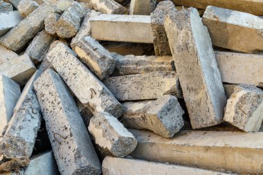 İnşaat atığı, yıkımdan kalan beton döküntüler, yol. İnşaat atığı bina onarımından sonra birikiyor. Enkazın kaldırılması.