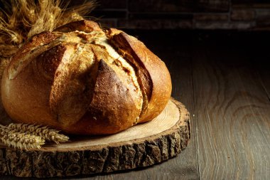 Taze pişmiş geleneksel ekmek ahşap masada, fotokopi odası ve yiyecek yakın plan. Tohumlu tam tahıllı çavdar ekmeği.