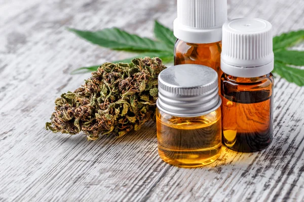 Hojas Verdes Cannabis Medicinal Con Extracto Aceite Brotes Florales Marihuana — Foto de Stock