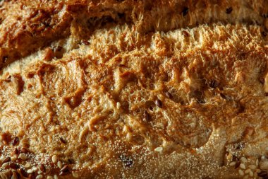 Taze pişmiş geleneksel ekmek ahşap masada, fotokopi odası ve yiyecek yakın plan. Tohumlu tam tahıllı çavdar ekmeği.