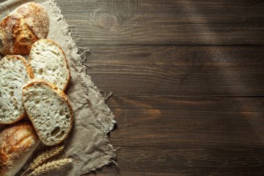 Ekmek, kırsal ahşap arka planda dilimlenmiş geleneksel ekşi ekmek. Geleneksel mayalanmış ekmek pişirme yöntemleri kavramı. Sağlıklı yemek..