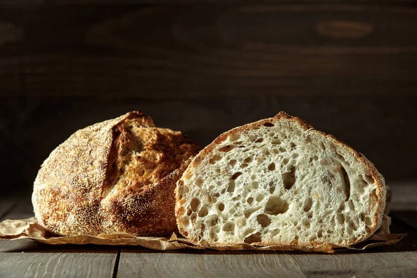 Pão Pão Tradicional Sourdough Cortado Fatias Fundo Madeira Rústico Conceito — Fotografia de Stock