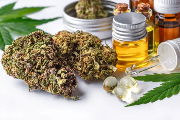 Hojas Verdes Cannabis Medicinal Con Extracto Aceite Cbd Medical Brotes — Foto de Stock