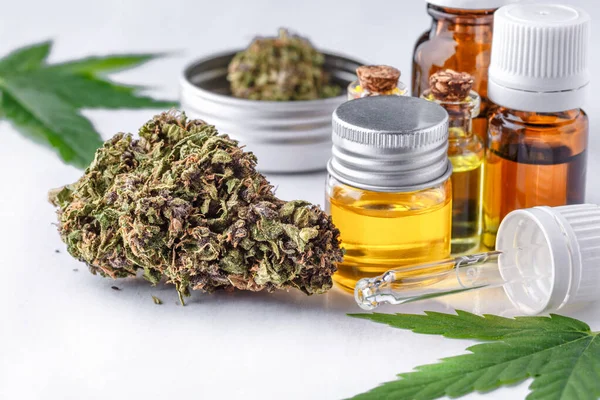 Folhas Verdes Cannabis Medicinal Com Extrato Óleo Cbd Medical Botões — Fotografia de Stock