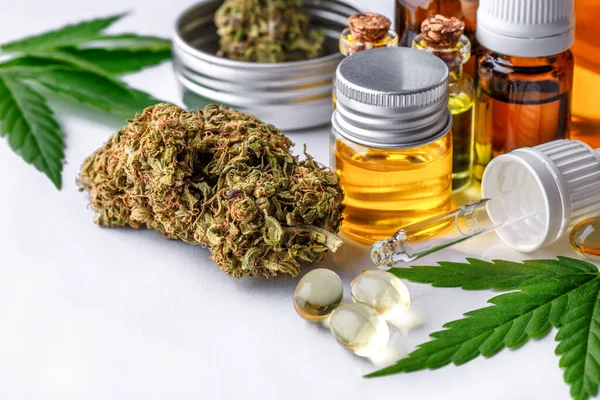 Folhas Verdes Cannabis Medicinal Com Extrato Óleo Cbd Medical Botões — Fotografia de Stock