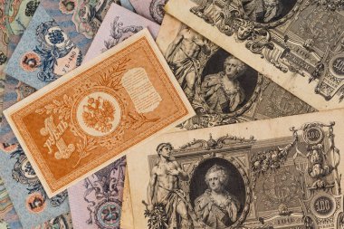 Rus İmparatorluğu 'nun altın ve gümüş sikkeleri. Arka planda 20 yüzyıl. 5 ruble Nicholas II. Rus antikalarını saymazsak..