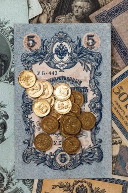 Rus İmparatorluğu 'nun altın ve gümüş sikkeleri. Arka planda 20 yüzyıl. 5 ruble Nicholas II. Rus antikalarını saymazsak..