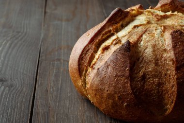 Taze pişmiş geleneksel ekmek ahşap masada, fotokopi odası ve yiyecek yakın plan. Tohumlu tam tahıllı çavdar ekmeği.