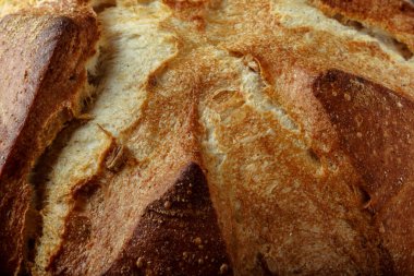 Taze pişmiş geleneksel ekmek ahşap masada, fotokopi odası ve yiyecek yakın plan. Tohumlu tam tahıllı çavdar ekmeği.