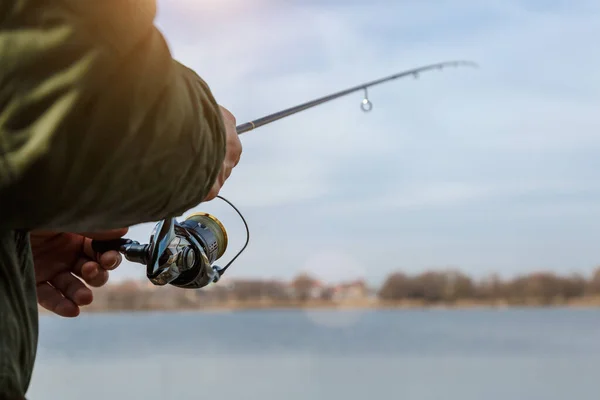 Pesca Lago Atardecer Pescador Con Caña Carrete Giratorio Orilla Del —  Fotos de Stock