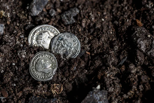 古罗马皇帝的古代硬币 古罗马皇帝的正宗银质银质银质硬币 罗马银质硬币 表面涂满了污垢 — 图库照片