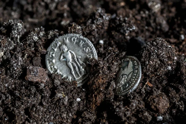 古罗马皇帝的古代硬币 古罗马皇帝的正宗银质银质银质硬币 罗马银质硬币 表面涂满了污垢 — 图库照片