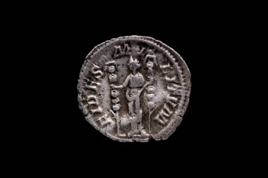 Roma sikkesi, AR Denarius, Maximinus, Roma nanesi, MS 236-238, Antik Roma sikkesi, imparatorun portresi siyah üzerine izole edilmiş.