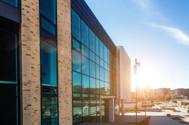 İnşaat alanı geçmişi. Vinç kaldırma ve yeni çok katlı binalar. Endüstriyel arka plan. İnşaat alanı mavi gökyüzüne karşı çalışıyor.