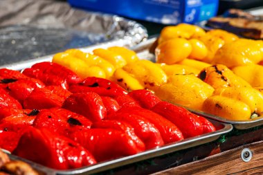 Masada ızgara sebze. Festivalde metal bir büfede kızartılmış sebzeler..