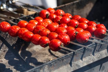 Masada ızgara sebze. Festivalde metal bir büfede kızartılmış sebzeler..