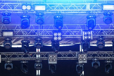 Bir konser için profesyonel ses, ışık, video ve sahne ekipmanı kurulumu. Projektörler, çok güçlü sahne ışıkları, aynı zamanda spor alanı, sahne ve binanın dış kısımlarını aydınlatmak için kullanılır..