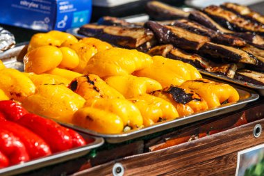 Masada ızgara sebze. Festivalde metal bir büfede kızartılmış sebzeler..