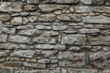 Çakıl taşı dokusu. Mermer ve granit drenaj sistemi. Kapalı beton duvar. Evin gri temeli.