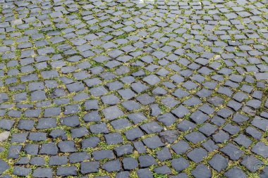 Çimenli kaldırım taşı sokak dokusunun yukarıdan görünüşü. Taş kaldırım dokusu, arkaplan resmi olarak kullanılabilir..