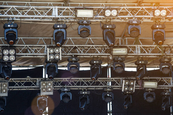 Установка профессионального звукового, светового, видео- и сценического оборудования для концерта.Прожекторы, несколько мощных сценических огней, использовались для освещения также спортивной площадки, сцены, экстерьера здания
.