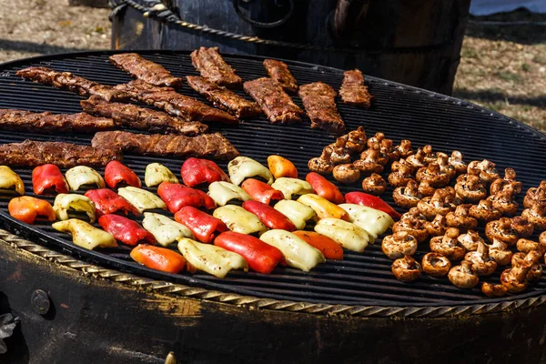 Verdure Fritte Uno Stand Metallico Fiera Barbecue Festival Formaggio Vitello — Foto Stock