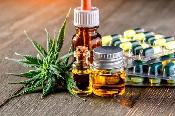 Covid Coronavírus Folhas Verdes Cannabis Medicinal Com Óleo Extracto Botões — Fotografia de Stock