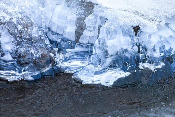 Rand van ijs oppervlak van bijna bevroren rivier. Getooid. — Stockfoto