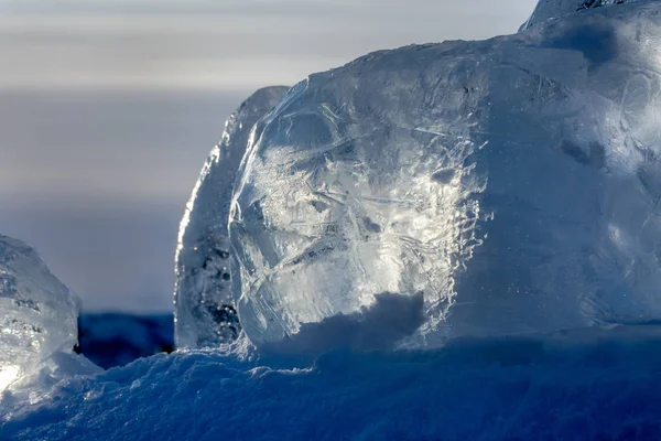 구름낀 하늘 배경에 있는 얼음 조각들 — 스톡 사진
