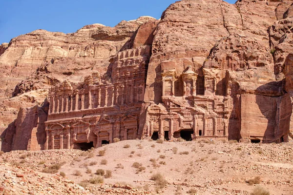 Ruinas de templos antiguos tallados en la montaña . — Foto de Stock