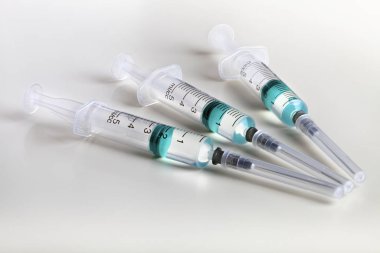 Beyaz masadaki birkaç şırınga hastane için hazırlandı.