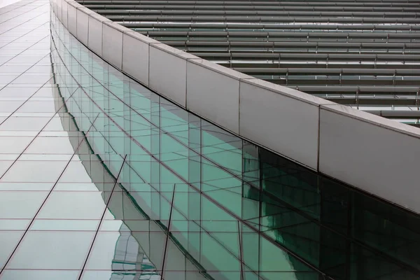 Farklı bakış açılarından modern binanın bir parçası.