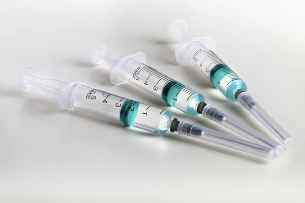 Beyaz masadaki birkaç şırınga hastane için hazırlandı.