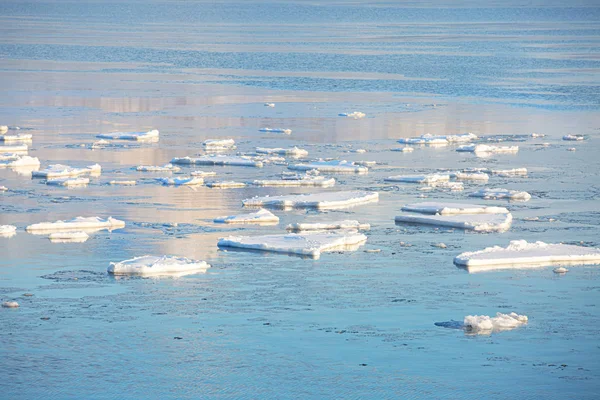 태양에 의해 조명되는 얼음 조각들 — 스톡 사진