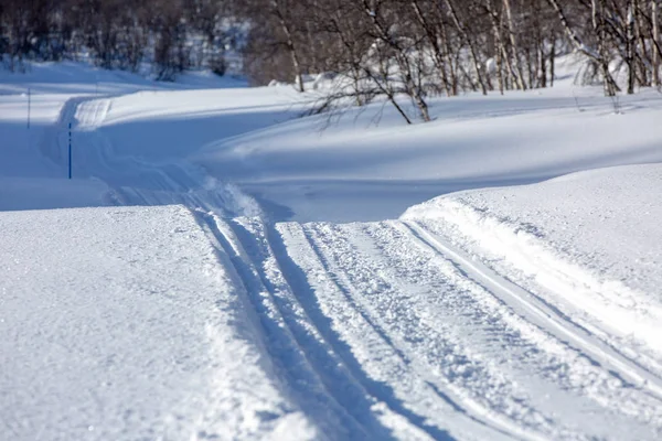 Pista para deportes de invierno. Camino para motos de nieve — Foto de Stock