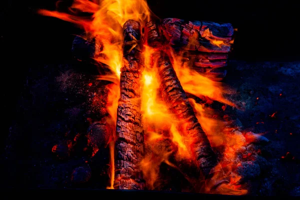 Ateşli bir arka plan. Canlı kömür. Yakacak odun. Seçici odak.