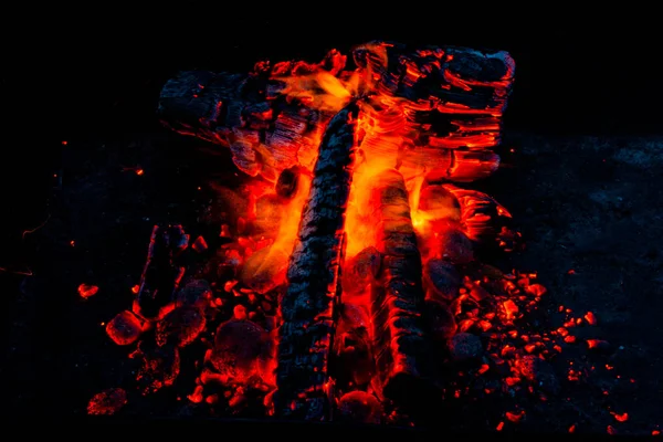 Fiery background. Live coals. Burning firewood. Selective focus. — Stock Photo, Image