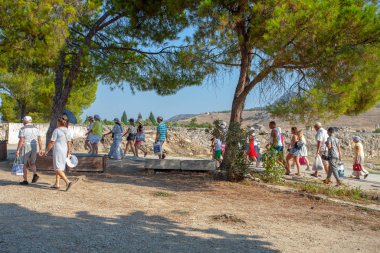  Gezintiye çıkan bir grup turist