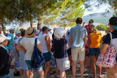  Gezintiye çıkan bir grup turist