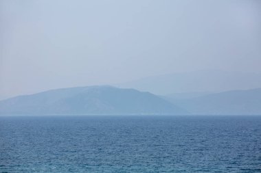 Şafak öncesi saatte denizde yoğun sis var. Büyüleyici monofonik mevsim